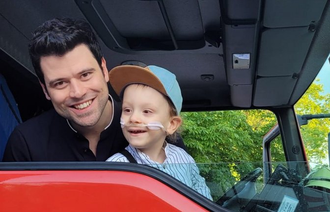 Bei der „Dreamnight“ in der Stuttgarter Wilhelma darf Nico mit seinem Papa im Feuerwehrauto Probe sitzen. <span class='image-autor'>Fotos: Familie Miller</span>