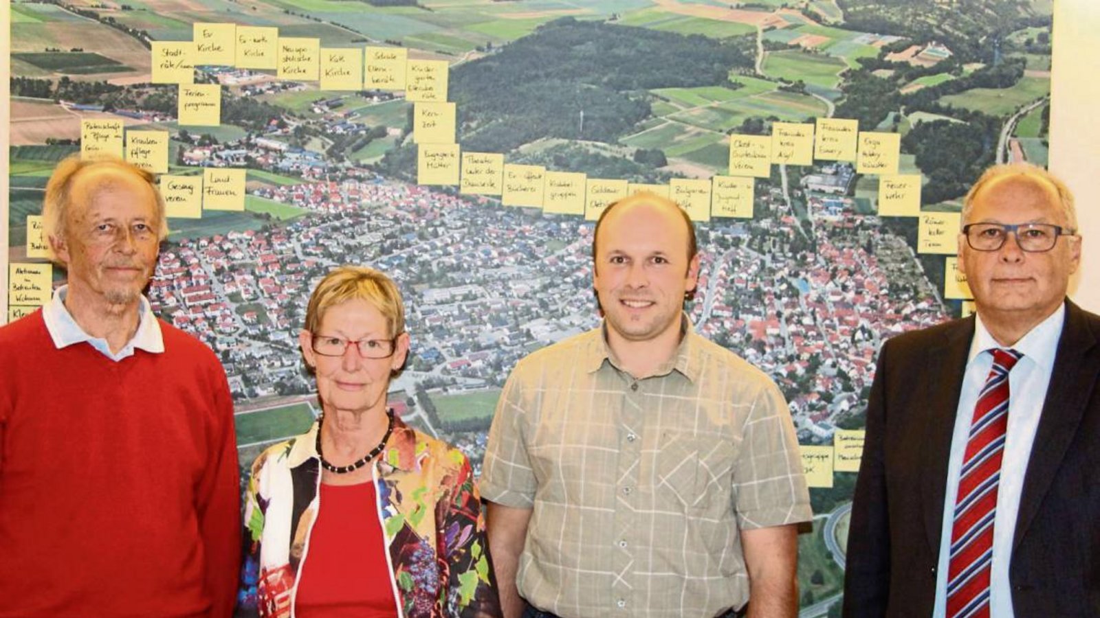 Maximilian Fechter, Gisela Baur, Jürgen Klein und Bürgermeister Werner Somlai (von links) präsentieren die Ehrenamtslandkarte.  Foto: Gergen