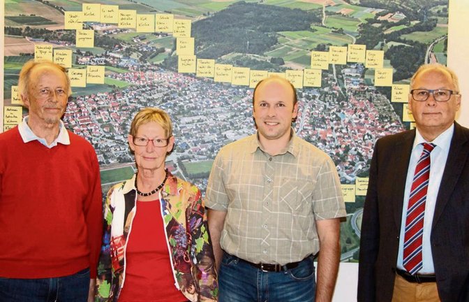 Maximilian Fechter, Gisela Baur, Jürgen Klein und Bürgermeister Werner Somlai (von links) präsentieren die Ehrenamtslandkarte.  Foto: Gergen