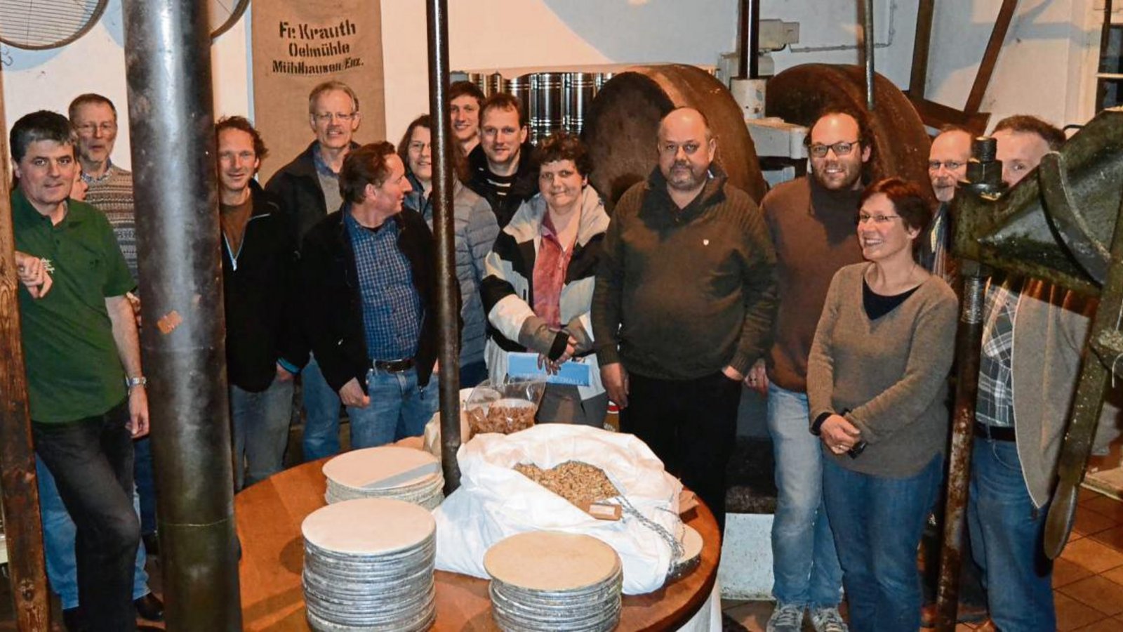 Mitglieder der Interessensgemeinschaft Enzkreis Biobauern haben sich neulich bei der Ölmühle Krauth in Illingen getroffen.  Foto: p