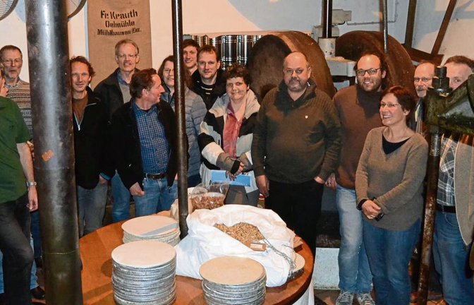Mitglieder der Interessensgemeinschaft Enzkreis Biobauern haben sich neulich bei der Ölmühle Krauth in Illingen getroffen.  Foto: p