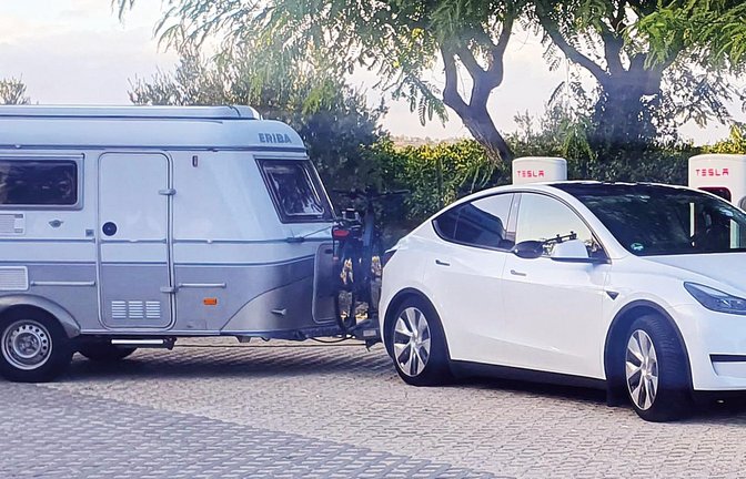 Das Gespann aus Tesla und dem 20 Jahre alten Wohnwagen Eriba Touring 430 hat sich bewährt.  Fotos/Karte: Krüger (3), Rücker (1)