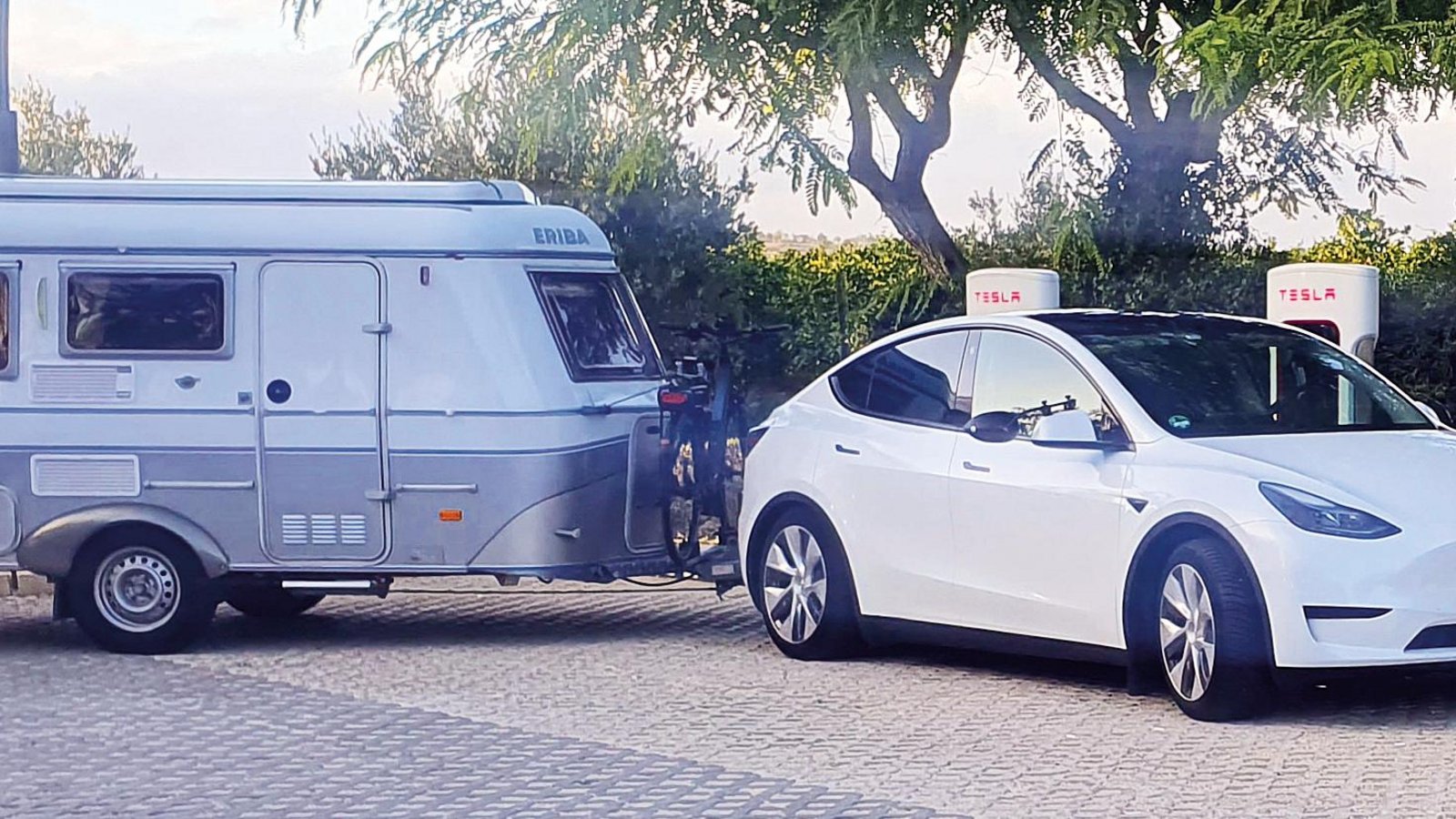 Das Gespann aus Tesla und dem 20 Jahre alten Wohnwagen Eriba Touring 430 hat sich bewährt.  Fotos/Karte: Krüger (3), Rücker (1)