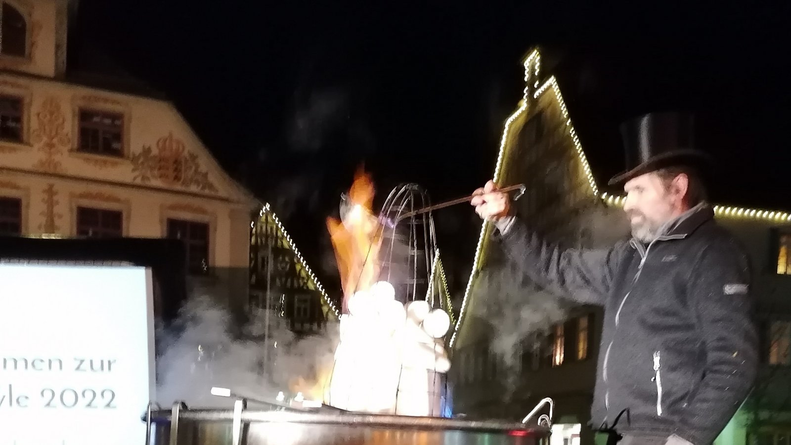 Hans Christoph Lenk entzündete die Feuerzangenbowle.  Fotos: Banholzer