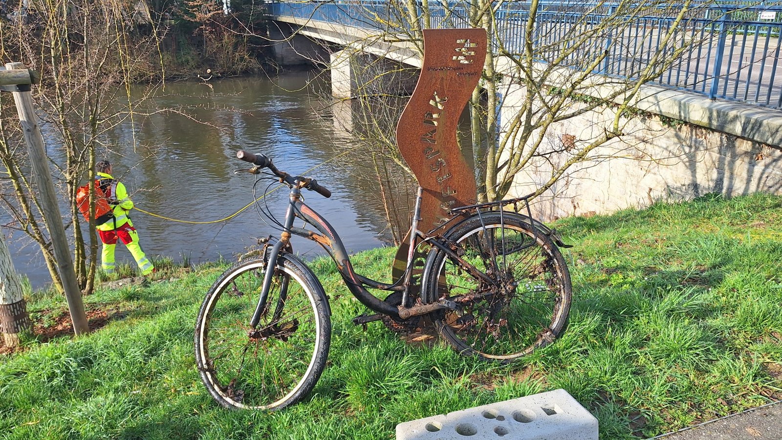 Dieses Fahrrad hat der Taucher am Grund der Enz gefunden. Dieses Fahrrad hat der Taucher am Grund der Enz gefunden.