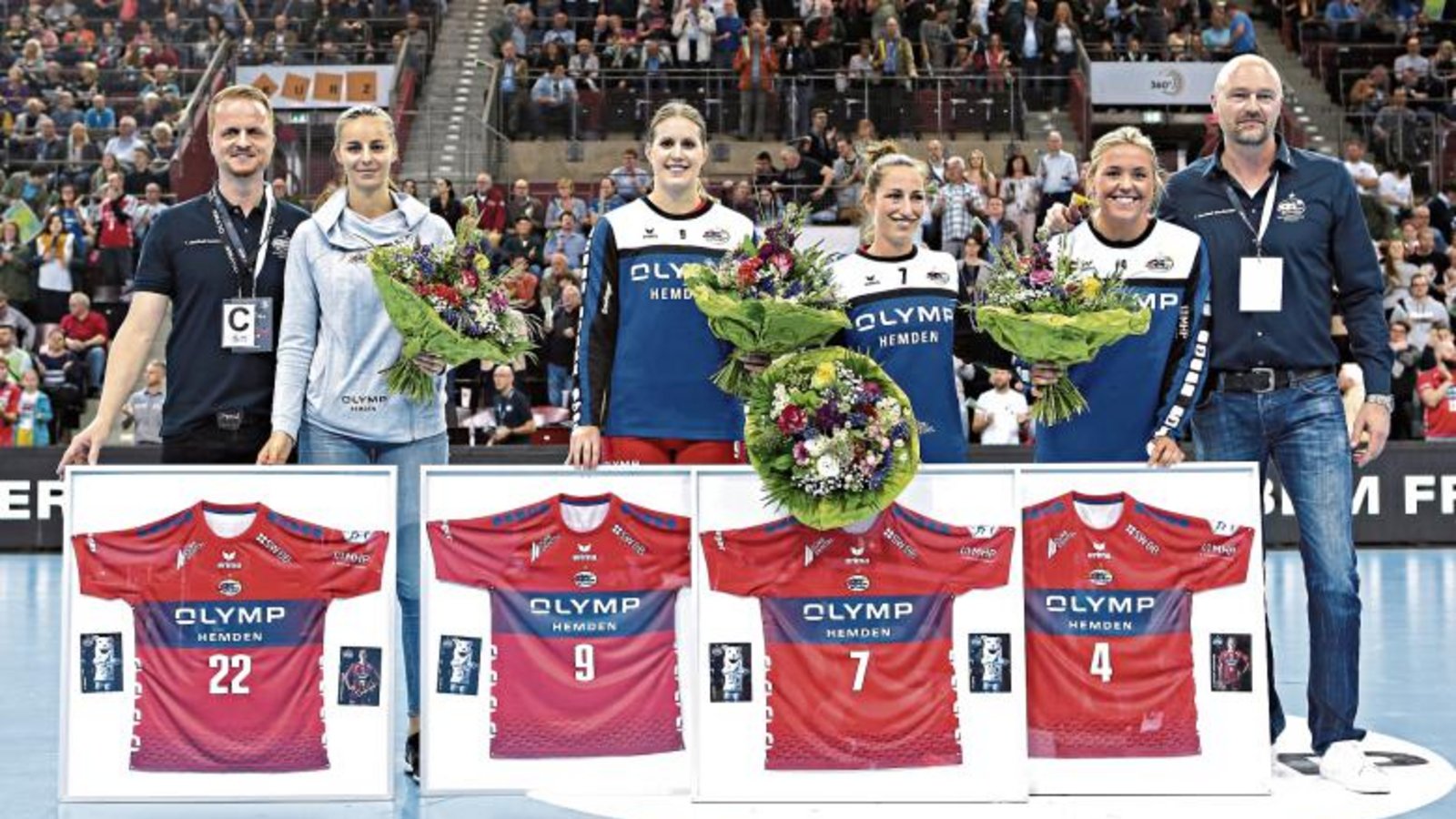 Thorsten Nick (von rechts) – hier im Jahr 2019 bei der Verabschiedung der Spielerinnen Charris Rozemalen, Anja Hoekstra, Ines Ivancok und Daniela Gustin, zusammen mit Gerrit Winnen – leitete die Geschicke des Handball-Erstligisten SG BBM Bietigheim in den vergangenen vier Jahren als Geschäftsführer.  Fot: Baumann