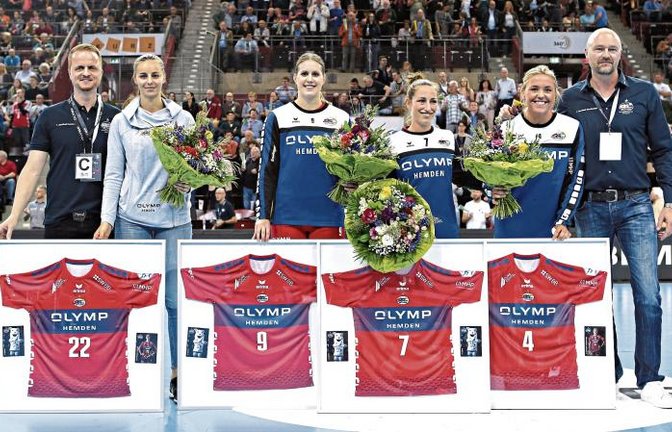 Thorsten Nick (von rechts) – hier im Jahr 2019 bei der Verabschiedung der Spielerinnen Charris Rozemalen, Anja Hoekstra, Ines Ivancok und Daniela Gustin, zusammen mit Gerrit Winnen – leitete die Geschicke des Handball-Erstligisten SG BBM Bietigheim in den vergangenen vier Jahren als Geschäftsführer.  Fot: Baumann