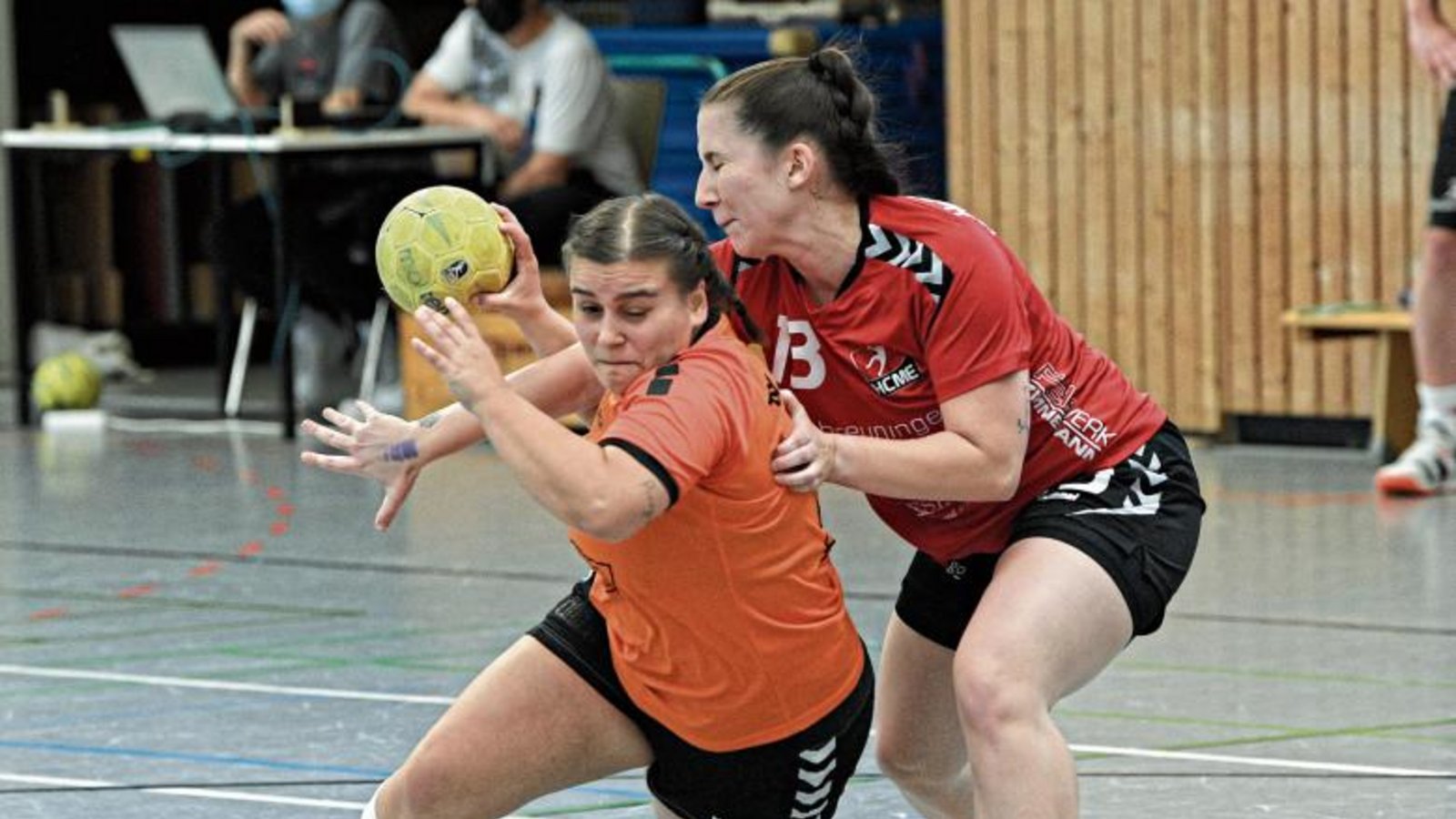 Die Abstimmung in der Abwehr des HC Metter-Enz hat HCME-Trainer Reiner Schoppel in Oberriexingen nicht gefallen. Zu oft kamen die Gastgeberinnen wie Afroditi Kalaitzidou (von links) gegen Lisa Schmidt durch. Foto: Leitner Die Abstimmung in der Abwehr des HC Metter-Enz hat HCME-Trainer Reiner Schoppel in Oberriexingen nicht gefallen. Zu oft kamen die Gastgeberinnen wie Afroditi Kalaitzidou (von links) gegen Lisa Schmidt durch. Foto: Leitner