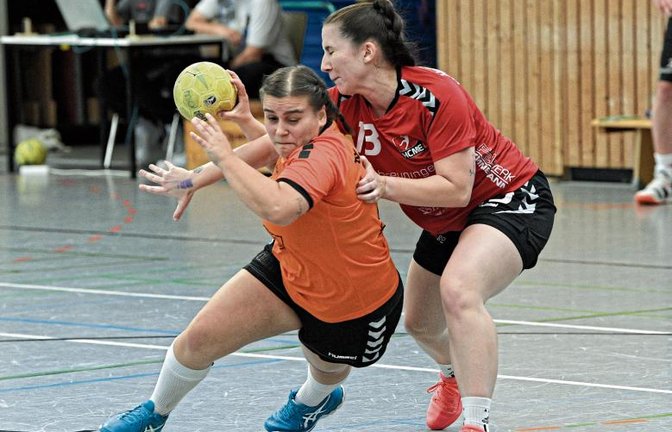 Die Abstimmung in der Abwehr des HC Metter-Enz hat HCME-Trainer Reiner Schoppel in Oberriexingen nicht gefallen. Zu oft kamen die Gastgeberinnen wie Afroditi Kalaitzidou (von links) gegen Lisa Schmidt durch.  Foto: Leitner