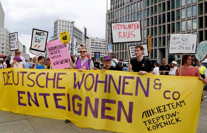 Mietendemo in Berlin vor zwei Jahren: Die Deutsche Wohnen unterhält in Berlin mehr als 100 000 Wohnungen. Das Unternehmen gehört zum größten Teil dem Immobilienkonzern Vonovia, daneben der WGP Legal Holdings Limited, die auf den Cayman Islands beheimatet ist.<span class='image-autor'>IMAGO/Peter Homann</span>