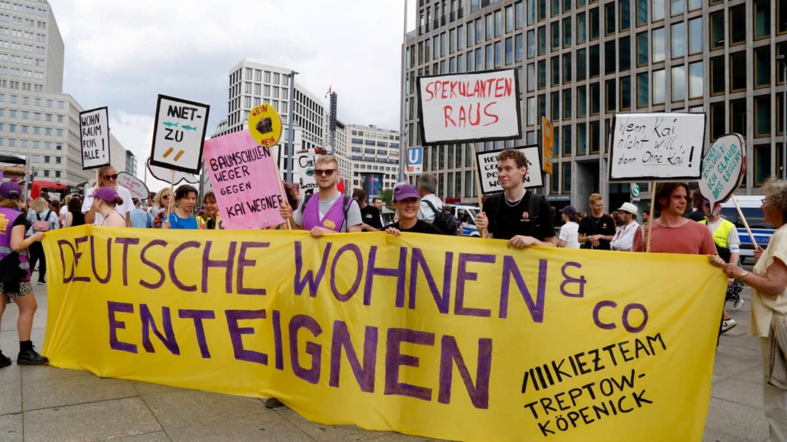 Mietendemo in Berlin vor zwei Jahren: Die Deutsche Wohnen unterhält in Berlin mehr als 100 000 Wohnungen. Das Unternehmen gehört zum größten Teil dem Immobilienkonzern Vonovia, daneben der WGP Legal Holdings Limited, die auf den Cayman Islands beheimatet ist.IMAGO/Peter Homann Mietendemo in Berlin vor zwei Jahren: Die Deutsche Wohnen unterhält in Berlin mehr als 100 000 Wohnungen. Das Unternehmen gehört zum größten Teil dem Immobilienkonzern Vonovia, daneben der WGP Legal Holdings Limited, die auf den Cayman Islands beheimatet ist.IMAGO/Peter Homann