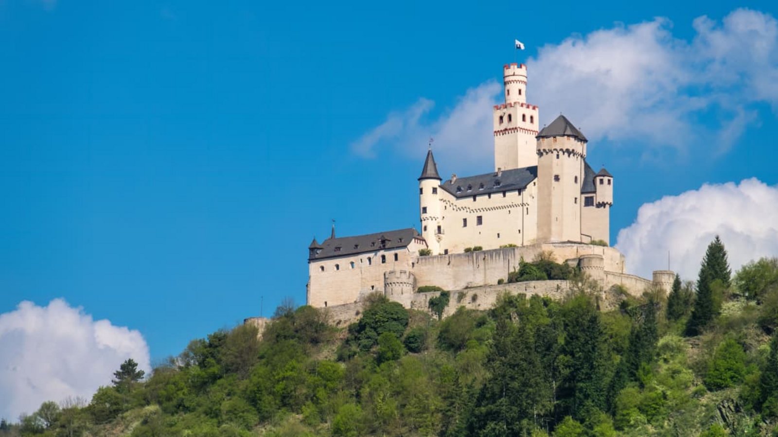 Die Marksburg ist eine aus dem 13. Jahrhundert stammende Höhenburg oberhalb der rheinland-pfälzischen Stadt Braubach am Rhein. Sie steht auf einem Schieferkegel in 186 Meter Höhe und ist – abgesehen von den starken Beschädigungen, die der Anlage im März 1945 durch Artilleriebeschuss zugefügt wurden – die einzige nie zerstörte mittelalterliche Höhenburg am Mittelrhein.Imago/Pond5 Images Die Marksburg ist eine aus dem 13. Jahrhundert stammende Höhenburg oberhalb der rheinland-pfälzischen Stadt Braubach am Rhein. Sie steht auf einem Schieferkegel in 186 Meter Höhe und ist – abgesehen von den starken Beschädigungen, die der Anlage im März 1945 durch Artilleriebeschuss zugefügt wurden – die einzige nie zerstörte mittelalterliche Höhenburg am Mittelrhein.Imago/Pond5 Images