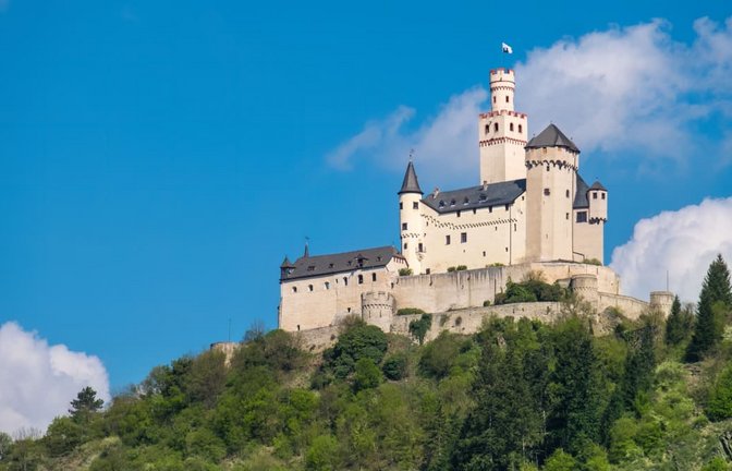 Die Marksburg ist eine aus dem 13. Jahrhundert stammende Höhenburg oberhalb der rheinland-pfälzischen Stadt Braubach am Rhein. Sie steht auf einem Schieferkegel in 186 Meter Höhe und ist – abgesehen von den starken Beschädigungen, die der Anlage im März 1945 durch Artilleriebeschuss zugefügt wurden – die einzige nie zerstörte mittelalterliche Höhenburg am Mittelrhein.<span class='image-autor'>Imago/Pond5 Images</span>