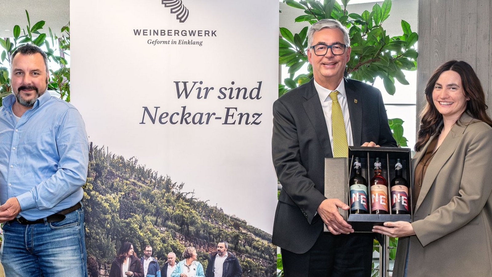 Na denn, Prost – der erste gemeinsame Steillagenwein wird übergeben (von links): Stefanie Bartzsch (Landratsamt), Michael Böhm (Weinbergwerk), Landrat Dietmar Allgaier und Lisa Ernst (Weinbergwerk).  Foto: Landratsamt Ludwigsburg