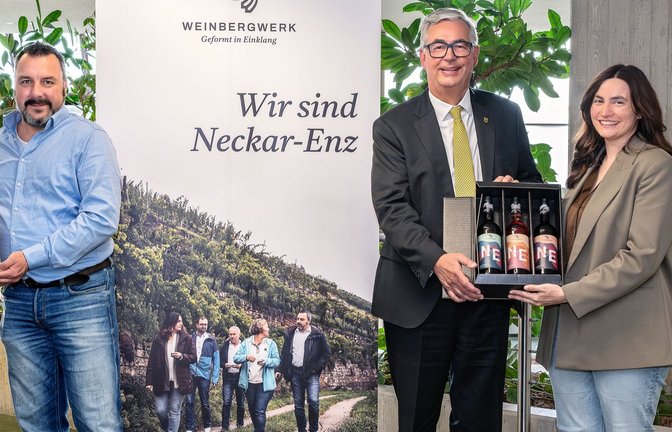 Na denn, Prost – der erste gemeinsame Steillagenwein wird übergeben (von links): Stefanie Bartzsch (Landratsamt), Michael Böhm (Weinbergwerk), Landrat Dietmar Allgaier und Lisa Ernst (Weinbergwerk).  <span class='image-autor'>Foto: Landratsamt Ludwigsburg</span>