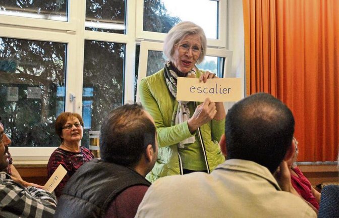 Was könnte dieses Wort bedeuten? Sprachlehrerin Gudrun Aichele wechselt spielerisch die Perspektive. Foto: Stahlfeld