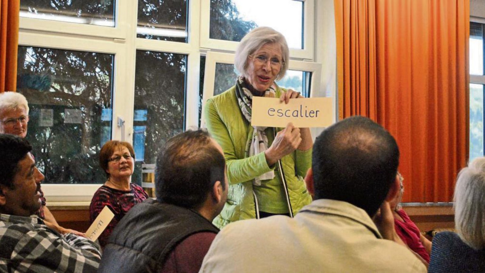 Was könnte dieses Wort bedeuten? Sprachlehrerin Gudrun Aichele wechselt spielerisch die Perspektive. Foto: Stahlfeld