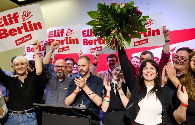 Alles Antisemiten oder Clan-Freunde? Sicher nicht, sagt Dietmar Bartsch. Um Elif Eralp (mit Blumenstrauß) zur Regierenden Bürgermeisterin in Berlin zu machen, müssen die Linken noch viel Überzeugungsarbeit leisten. Anderswo geht es bei der Linkspartei ruhiger und staatstragender zu.<span class='image-autor'>Sebastian Gollnow/dpa</span>