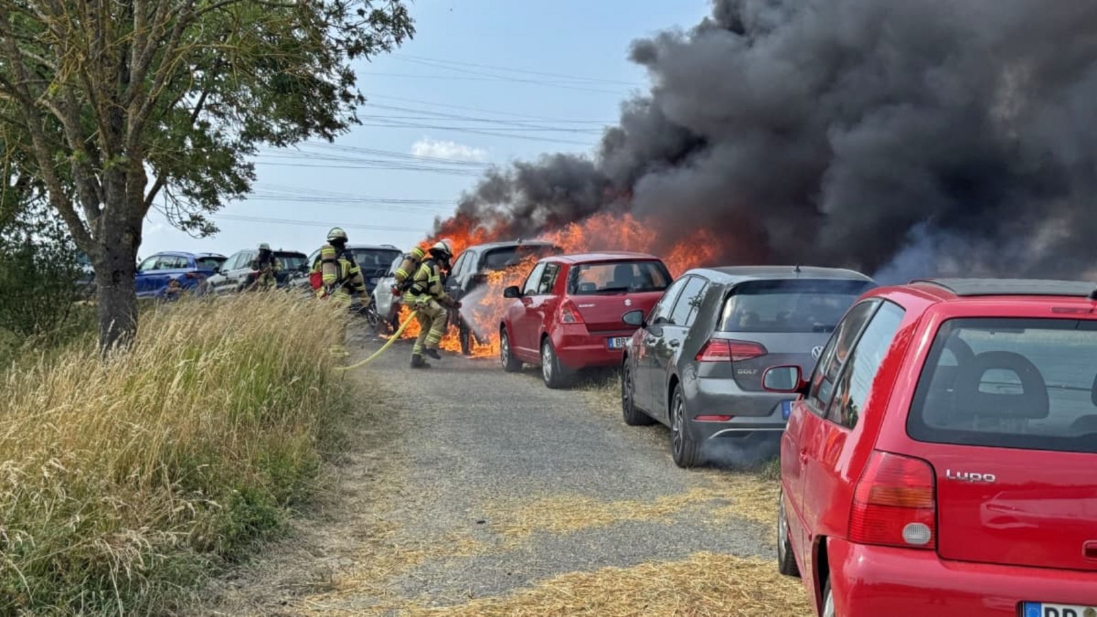 Zwei Autos in Maichingen sind völlig ausgebrannt. Weitere wur.SDMG