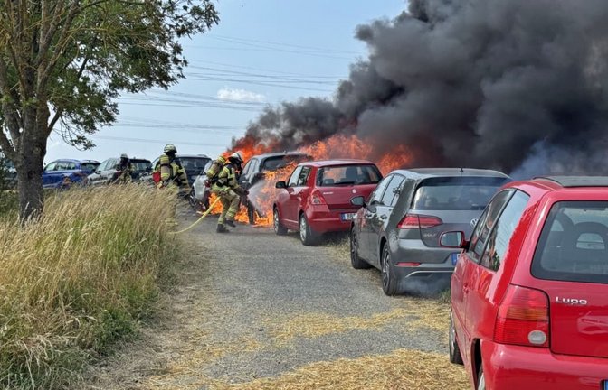 Zwei Autos in Maichingen sind völlig ausgebrannt. Weitere wur.<span class='image-autor'>SDMG</span>