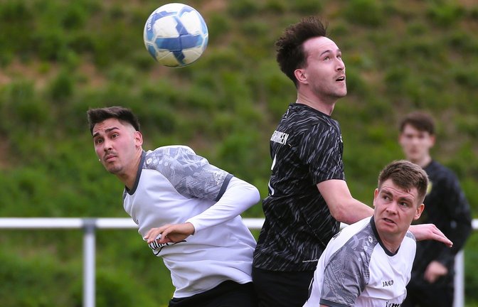 Yannick Rähmer steigt höher als Devrim Namdar (links) und Oliver Schmid. Mit seinem Kopfball bereitet er den 2:2-Ausgleich vor. <span class='image-autor'>Foto: Küppers</span>