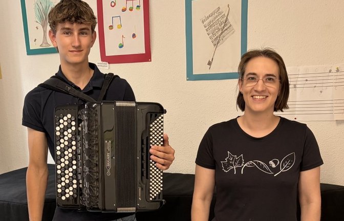 Simon Knospe und seine Akkordeonlehrerin Silke Huber. Foto: p