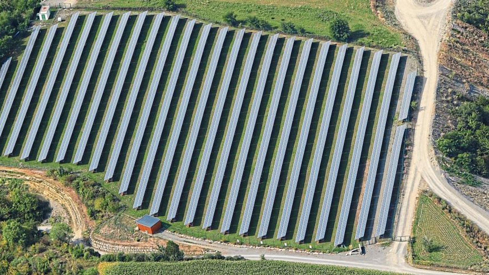 Auf renaturierter Fläche im Steinbruch Sämann steht bereits eine 2,2 Hektar große Solaranlage. Sie soll nun um noch einmal die Hälfte erweitert werden. Foto: Kuhnle Auf renaturierter Fläche im Steinbruch Sämann steht bereits eine 2,2 Hektar große Solaranlage. Sie soll nun um noch einmal die Hälfte erweitert werden. Foto: Kuhnle