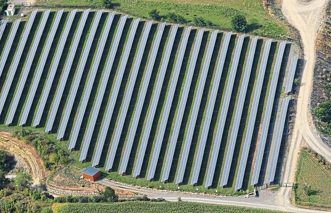 Auf renaturierter Fläche im Steinbruch Sämann steht bereits eine 2,2 Hektar große Solaranlage. Sie soll nun um noch einmal die Hälfte erweitert werden.  Foto: Kuhnle