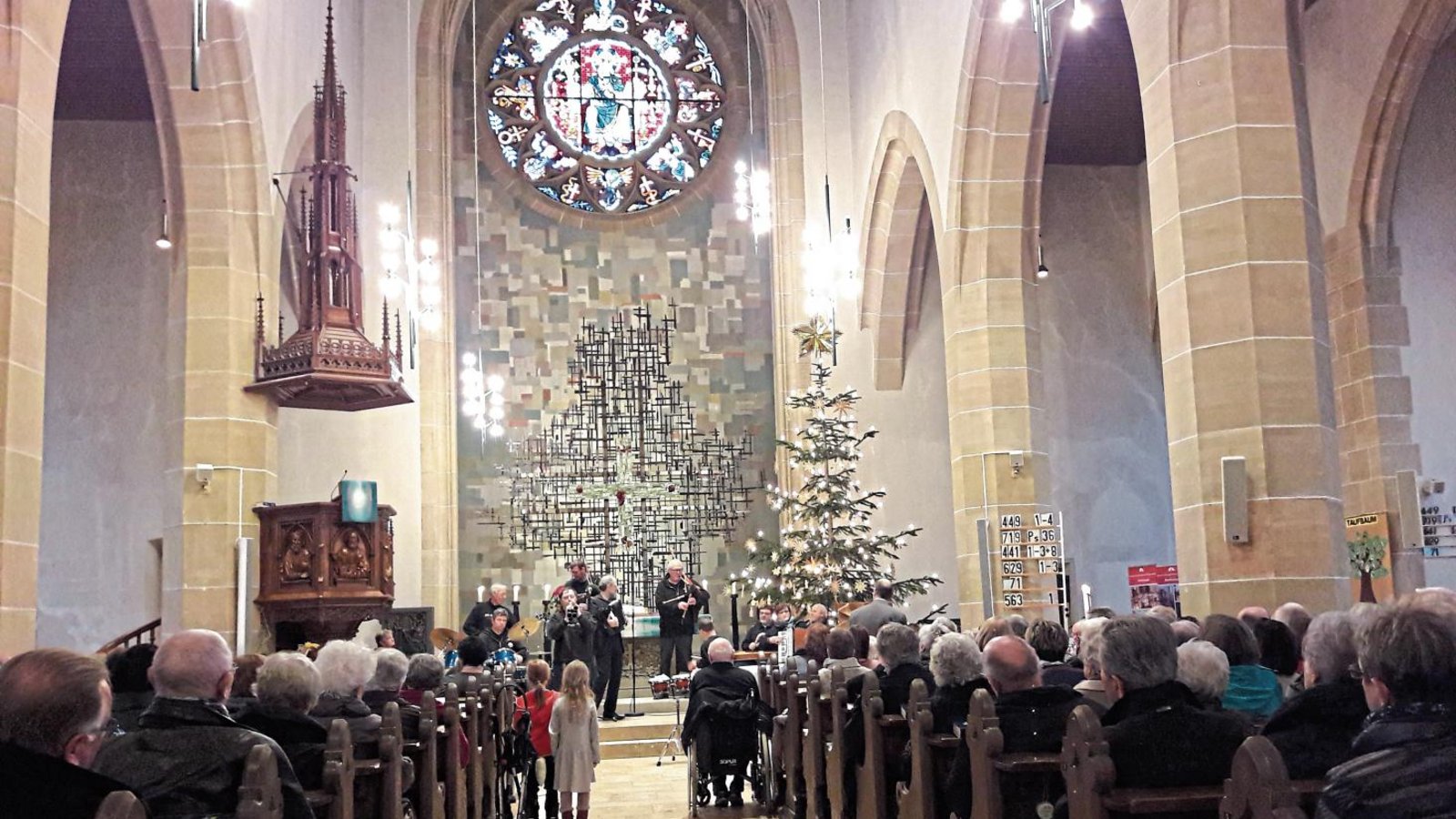 Die Brenzband sorgt für Stimmung in der fast vollbesetzten Vaihinger Stadtkirche. Foto: Rücker