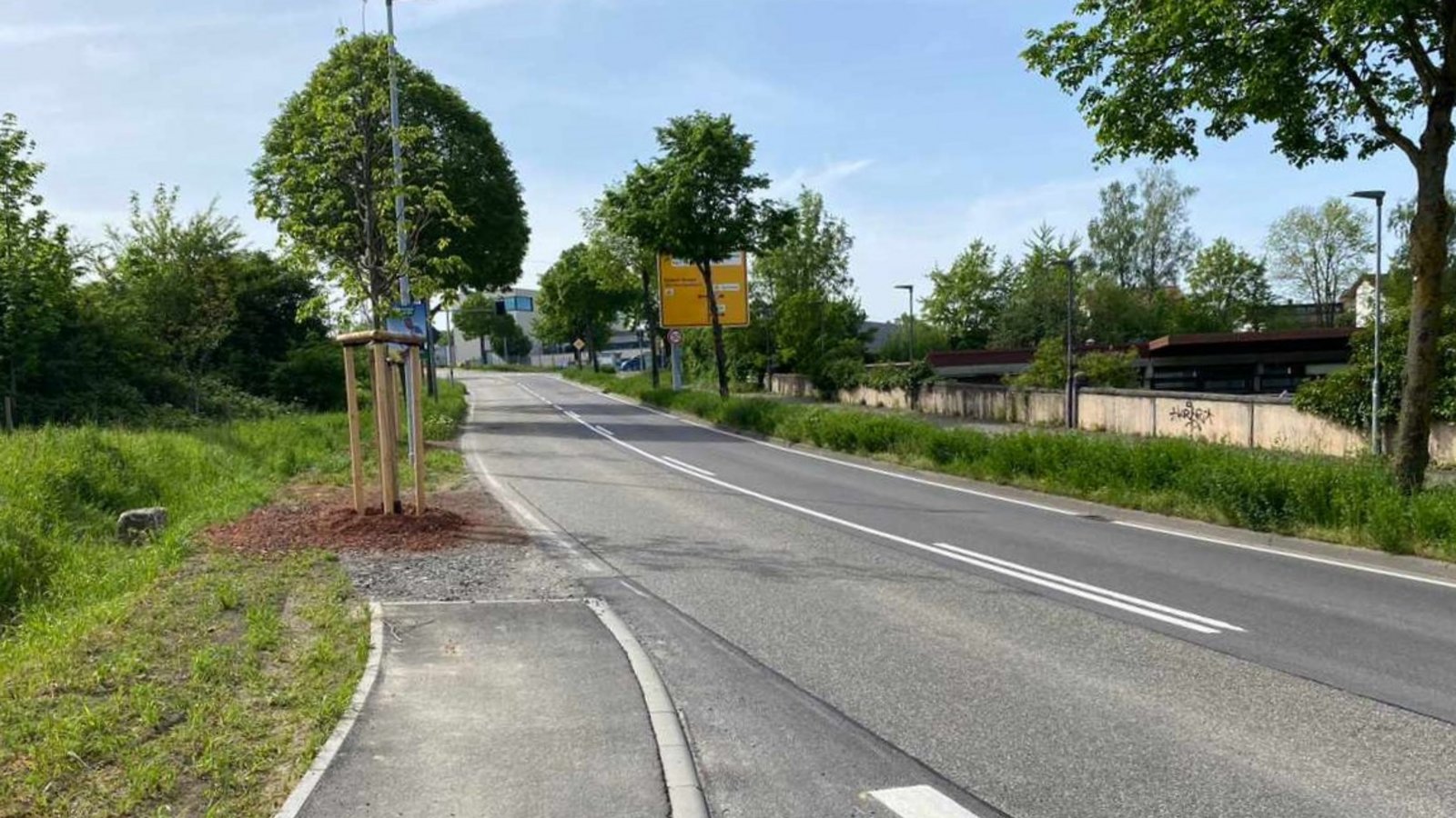 Beim abrupt endenden Gehweg mit den neu gepflanzten Bäumen handelt es sich nicht etwa um einen Schildbürgerstreich. Auf dem Foto von Reinhold Grözinger von der Neuen Bahnhofstraße am geplanten Gewerbegebiet Fuchsloch III ist vielmehr die Stelle zu sehen, an der es laut Auskunft der Stadt Vaihingen „irgendwann eine Fußgängerquerung“ geben wird. Diese werde aber noch nicht geplant, denn die ersten Grundstücke des Gewerbegebiets würden frühestens in eineinhalb Jahren so weit bebaut sein, sodass dann hier die ersten Fußgänger unterwegs sein dürften. Von einer Umwidmung der Straße in eine innerörtlich liegende Straße hänge auch ab, wie der Überweg beschaffen sein muss. Das Gelände des Gewerbegebiets sei außerdem gesperrt, auch für Fußgänger, lässt die Pressestelle noch wissen: „Eigentlich dürfen auf dem Gehweg noch keine Menschen unterwegs sein.“ Die Querung erfolge aktuell am Überweg am Bahnhof.