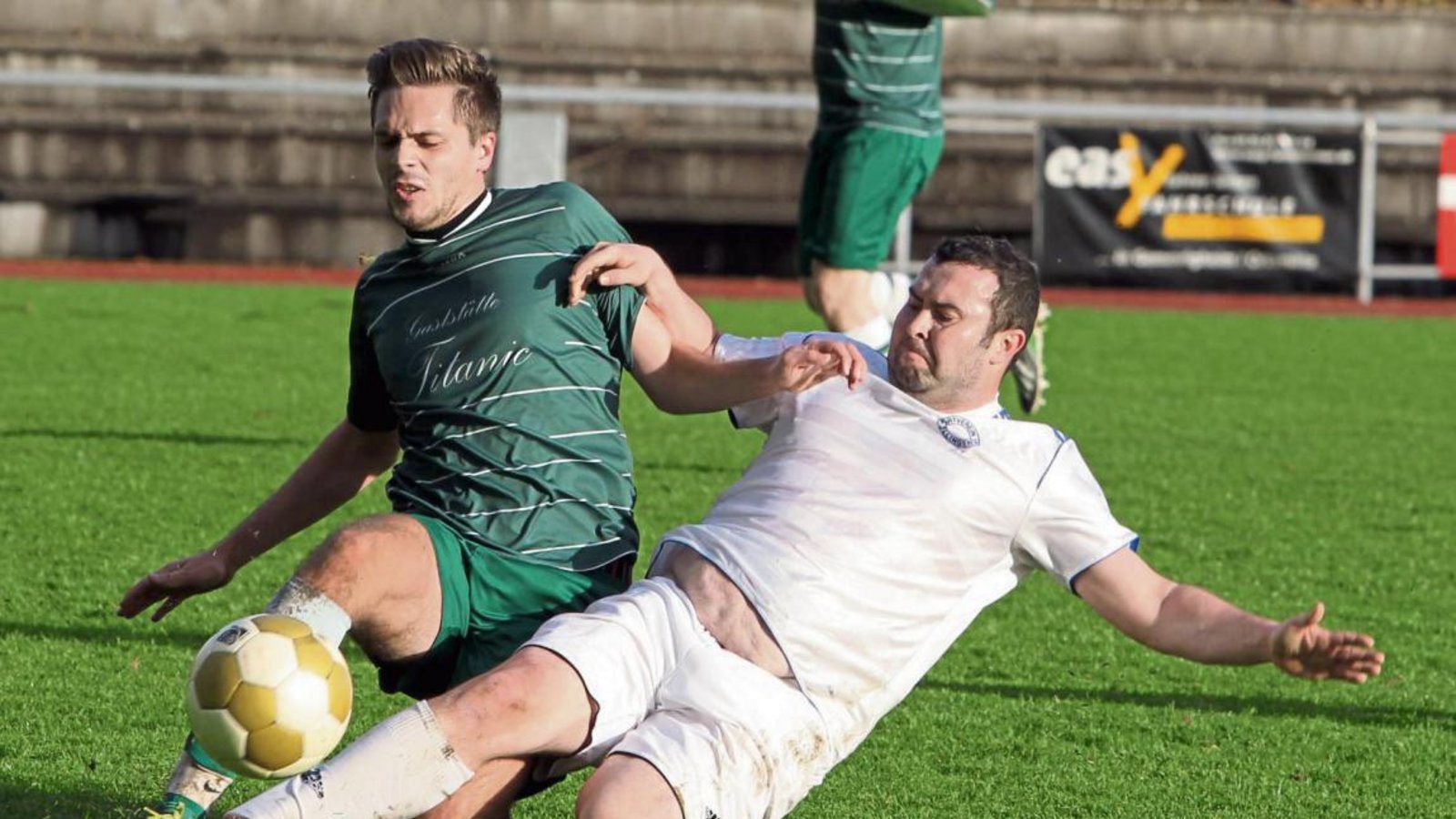 Tobias Häfner (rechts) und der SV Illingen stehen nach der Hinrunde zwar auf Platz eins der Kreisliga A 3. Sie haben sich aber den einen oder anderen Ausrutscher geleistet. Foto: Bürkle Tobias Häfner (rechts) und der SV Illingen stehen nach der Hinrunde zwar auf Platz eins der Kreisliga A 3. Sie haben sich aber den einen oder anderen Ausrutscher geleistet. Foto: Bürkle
