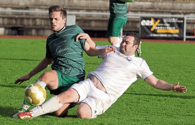 Tobias Häfner (rechts) und der SV Illingen stehen nach der Hinrunde zwar auf Platz eins der Kreisliga A 3. Sie haben sich aber den einen oder anderen Ausrutscher geleistet. Foto: Bürkle
