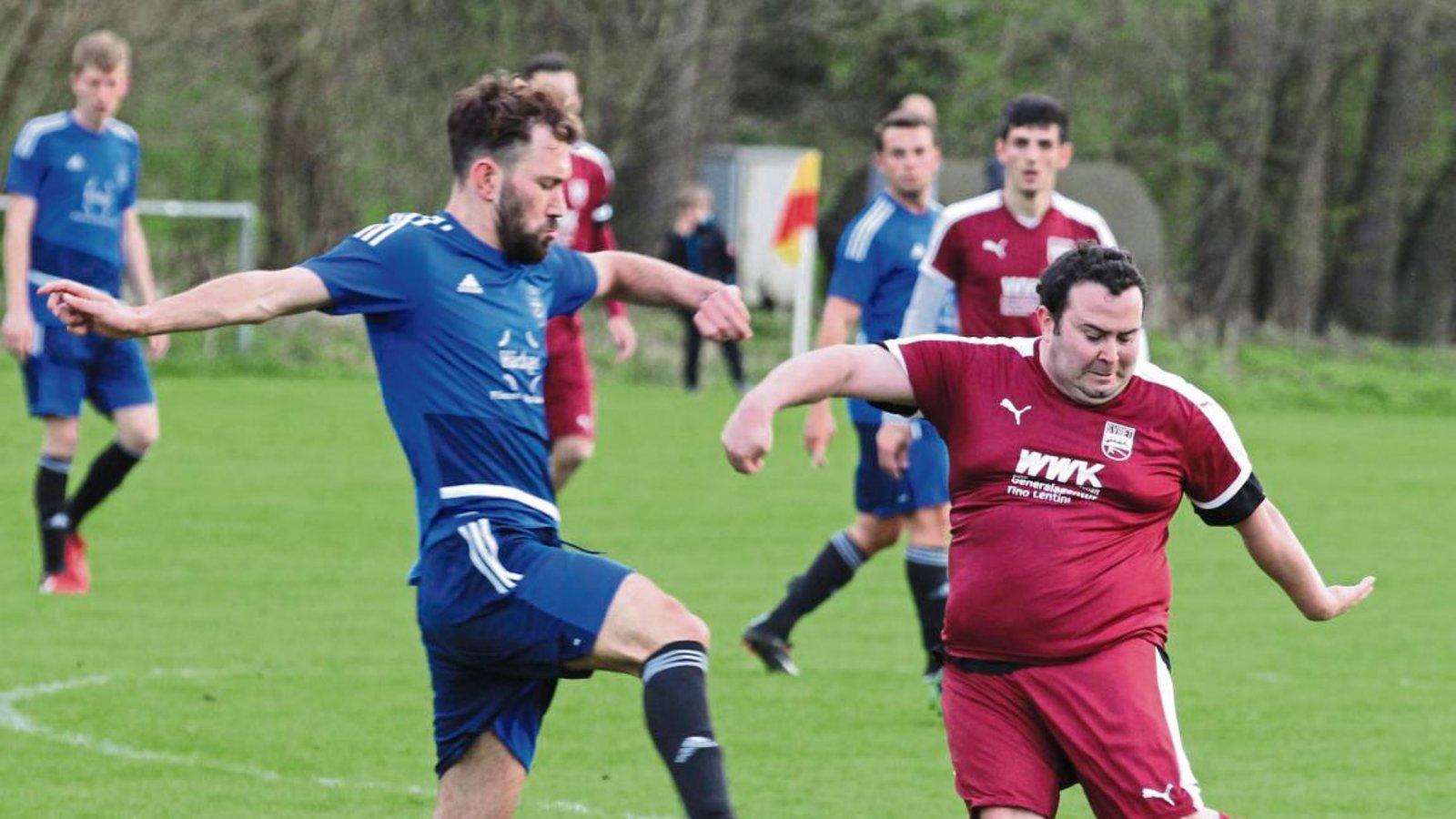 Tobias Häfner (rechts) und der SV Riet haben den Titel in der Kreisliga A 3 noch nicht aus den Augen verloren. Foto: Nachreiner Tobias Häfner (rechts) und der SV Riet haben den Titel in der Kreisliga A 3 noch nicht aus den Augen verloren. Foto: Nachreiner