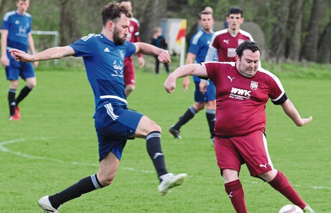 Tobias Häfner (rechts) und der SV Riet haben den Titel in der Kreisliga A 3 noch nicht aus den Augen verloren.  Foto: Nachreiner