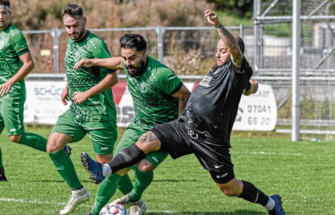 Im Spiel gegen den VfB Vaihingen hat der TSV Hochdorf (Mitte: Serhat Ismet Karasan) noch gut mitgehalten, aber seitdem nur noch deutliche Niederlagen kassiert. Foto: Leitner