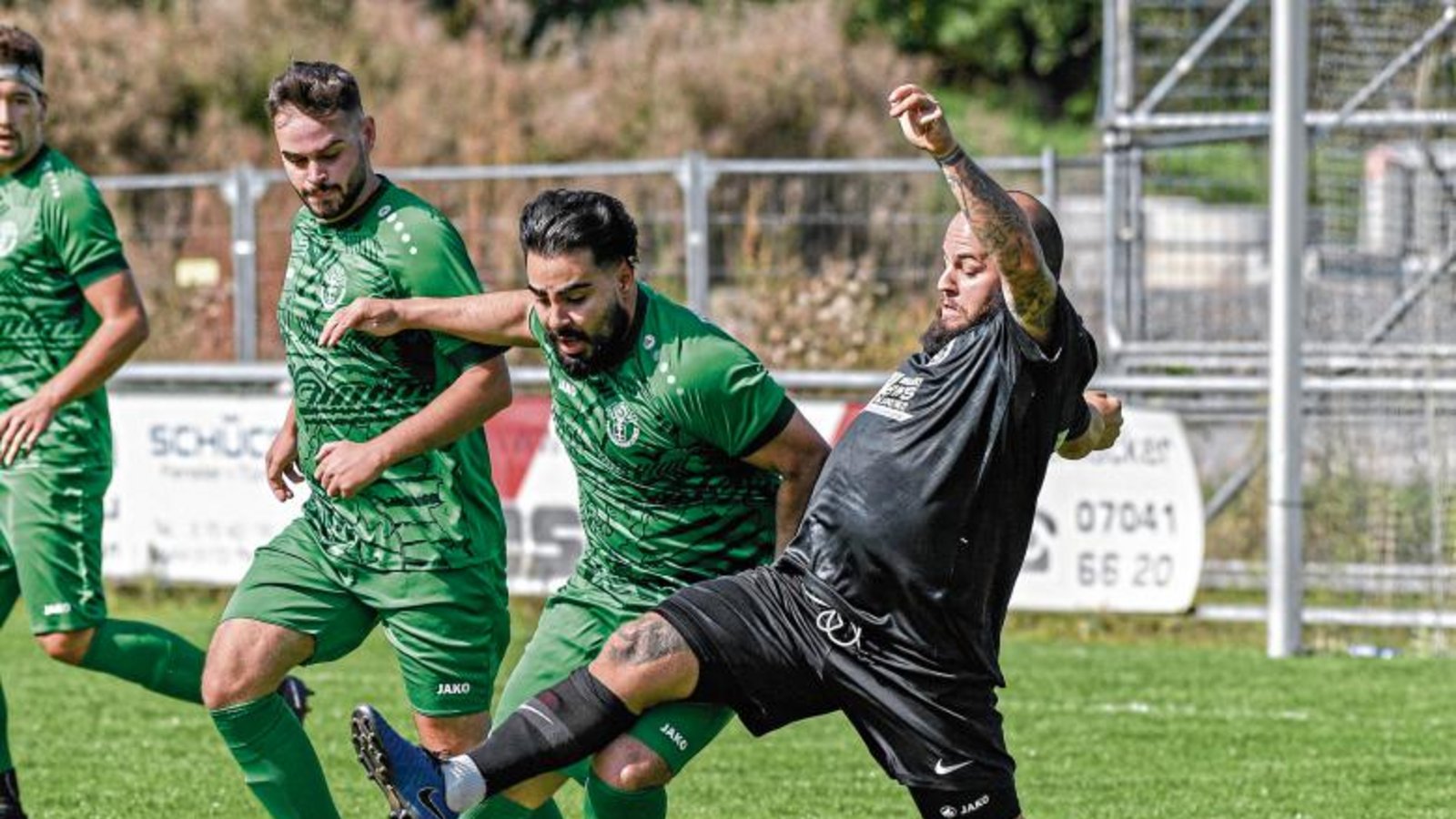 Im Spiel gegen den VfB Vaihingen hat der TSV Hochdorf (Mitte: Serhat Ismet Karasan) noch gut mitgehalten, aber seitdem nur noch deutliche Niederlagen kassiert. Foto: Leitner Im Spiel gegen den VfB Vaihingen hat der TSV Hochdorf (Mitte: Serhat Ismet Karasan) noch gut mitgehalten, aber seitdem nur noch deutliche Niederlagen kassiert. Foto: Leitner