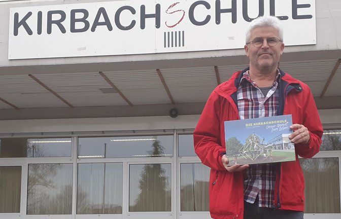 Schulleiter Rainer Graef mit dem Fotobuch. <span class='image-autor'>Foto: Glemser</span>