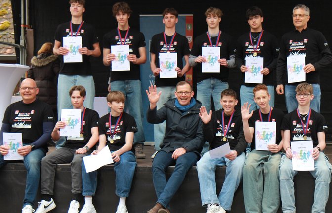 „Mission completed“ steht auf den T-Shirts der C-Junioren des HC Metter-Enz geschrieben. Sie werden für einen Titelgewinn ausgzeichnet. Da nicht alle Bilder der Sportlerehrung auf eine Seite passen, findet sich in Kürze eine Bildergalerie auf der Homepage