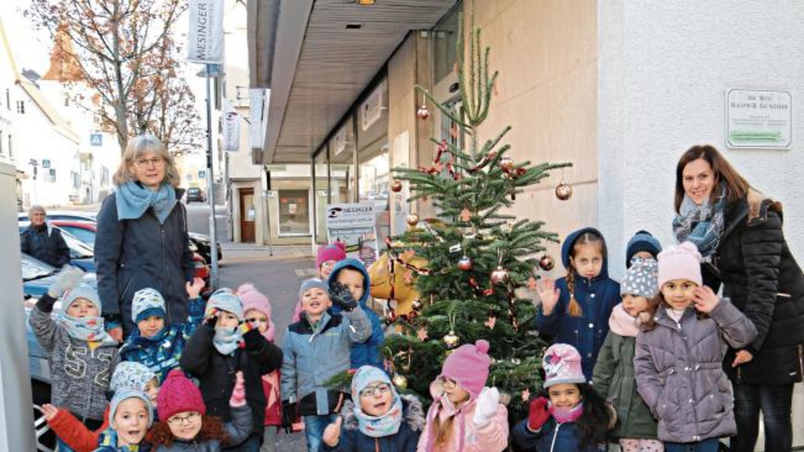 Mit dem Bus sind die Kinder des Kindergartens Steine aus Enzweihingen angereist, um den Weihnachtsbaum bei Mesinger Optik und Optometrie in Vaihingen zu schmücken. Selbst gebastelte Ton-Ausstecherle, Girlanden und selbst bemalte Kugeln zieren jetzt das Nadelbäumchen. Foto: Rücker Mit dem Bus sind die Kinder des Kindergartens Steine aus Enzweihingen angereist, um den Weihnachtsbaum bei Mesinger Optik und Optometrie in Vaihingen zu schmücken. Selbst gebastelte Ton-Ausstecherle, Girlanden und selbst bemalte Kugeln zieren jetzt das Nadelbäumchen. Foto: Rücker
