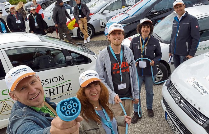 Einmal Strom, bitte: Stefan Krüger, Ute Wolfangel und Felix Uhlmann (von links) laden bei einem Halt im bayerischen Erkheim das Elektroauto auf. Organisatorin Annette Schwabenhaus und Veranstalter Werner Hillebrand-Hansen helfen ihnen dabei. Foto: p/Rostek