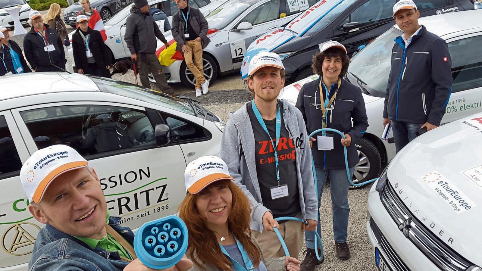 Einmal Strom, bitte: Stefan Krüger, Ute Wolfangel und Felix Uhlmann (von links) laden bei einem Halt im bayerischen Erkheim das Elektroauto auf. Organisatorin Annette Schwabenhaus und Veranstalter Werner Hillebrand-Hansen helfen ihnen dabei. Foto: p/Rostek Einmal Strom, bitte: Stefan Krüger, Ute Wolfangel und Felix Uhlmann (von links) laden bei einem Halt im bayerischen Erkheim das Elektroauto auf. Organisatorin Annette Schwabenhaus und Veranstalter Werner Hillebrand-Hansen helfen ihnen dabei. Foto: p/Rostek