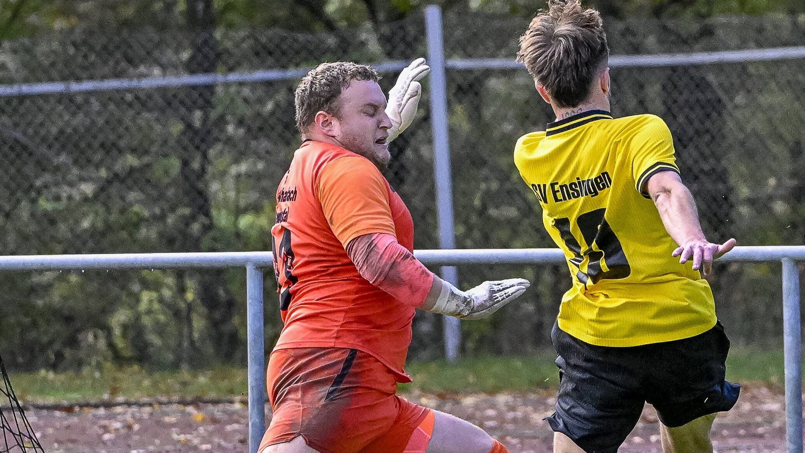Niclas Prantl (links) der Keeper der SGM Hohenhaslach/Freudental hat mit zahlreichen starken Paraden maßgeblichen Anteil am Auswärtssieg in Ensingen. Foto: Leitner