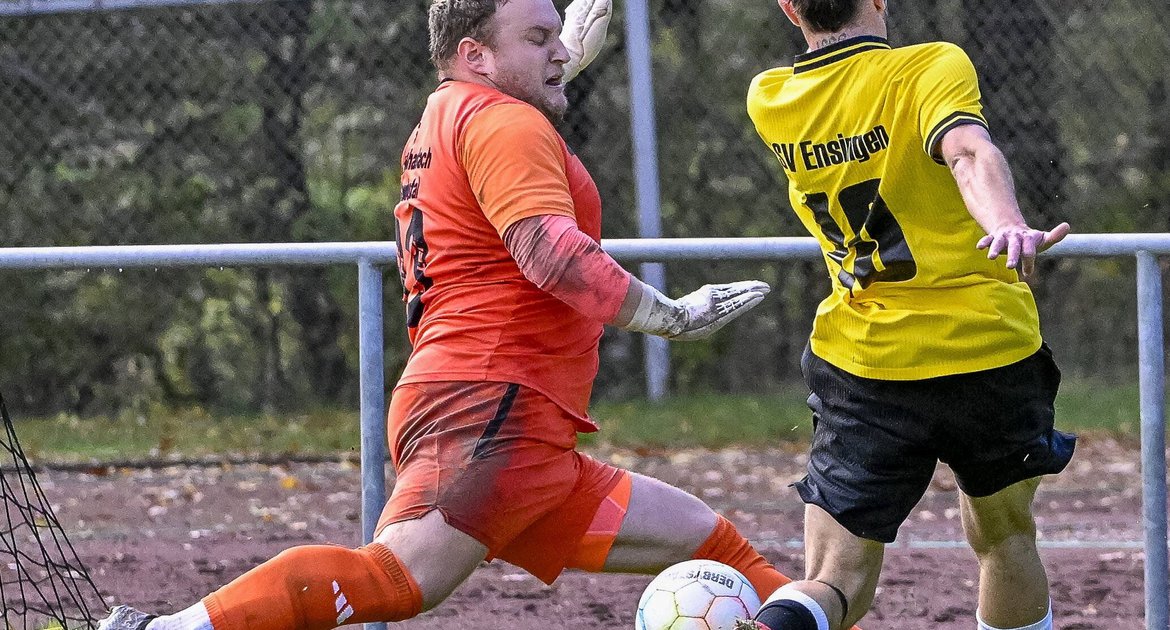 TSV Esningen - SGM Hohenhaslach Freudental (grauer Dress), 11.10.2026,<br>Fußball, Männer, Kreisliga A3, Enz-Murr, Saison 2026 / 2027,<br>Niclas Prantl (SGM SC Hohenhaslach/SV Freudental, #33, Torwart) klärt in letzter Sekund vor Maik Tauchmann (TSV Ensingen, #10), Foto: Leitner