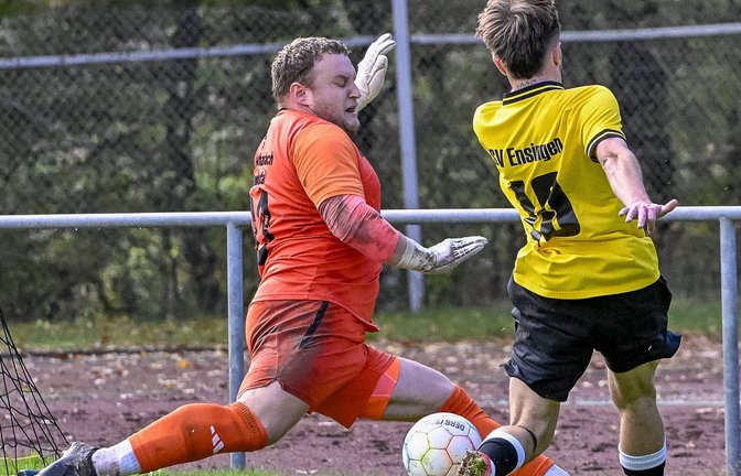 Niclas Prantl (links) der Keeper der SGM Hohenhaslach/Freudental hat mit zahlreichen starken Paraden maßgeblichen Anteil am Auswärtssieg in Ensingen. <span class='image-autor'>Foto: Leitner</span>