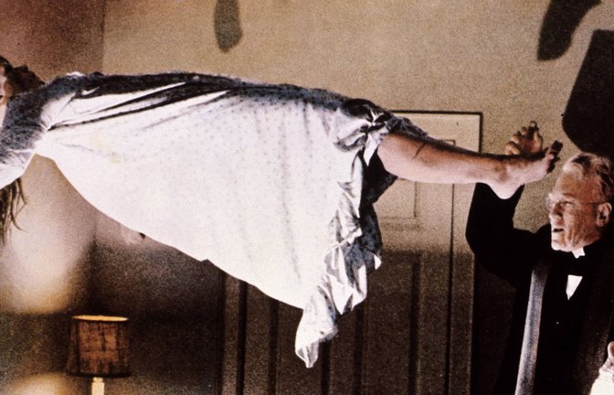 Im Horror-Film „Exorzist“ von 1973  nimmt ein Dämon Besitz von einem 12-jährigen Mädchen (Linda Blair).  Max von Sydow spielt einen Spezialisten für Teufelsaustreibungen, der versucht, die Kleine zu heilen<span class='image-autor'>Foto: imago images / United Archives</span>