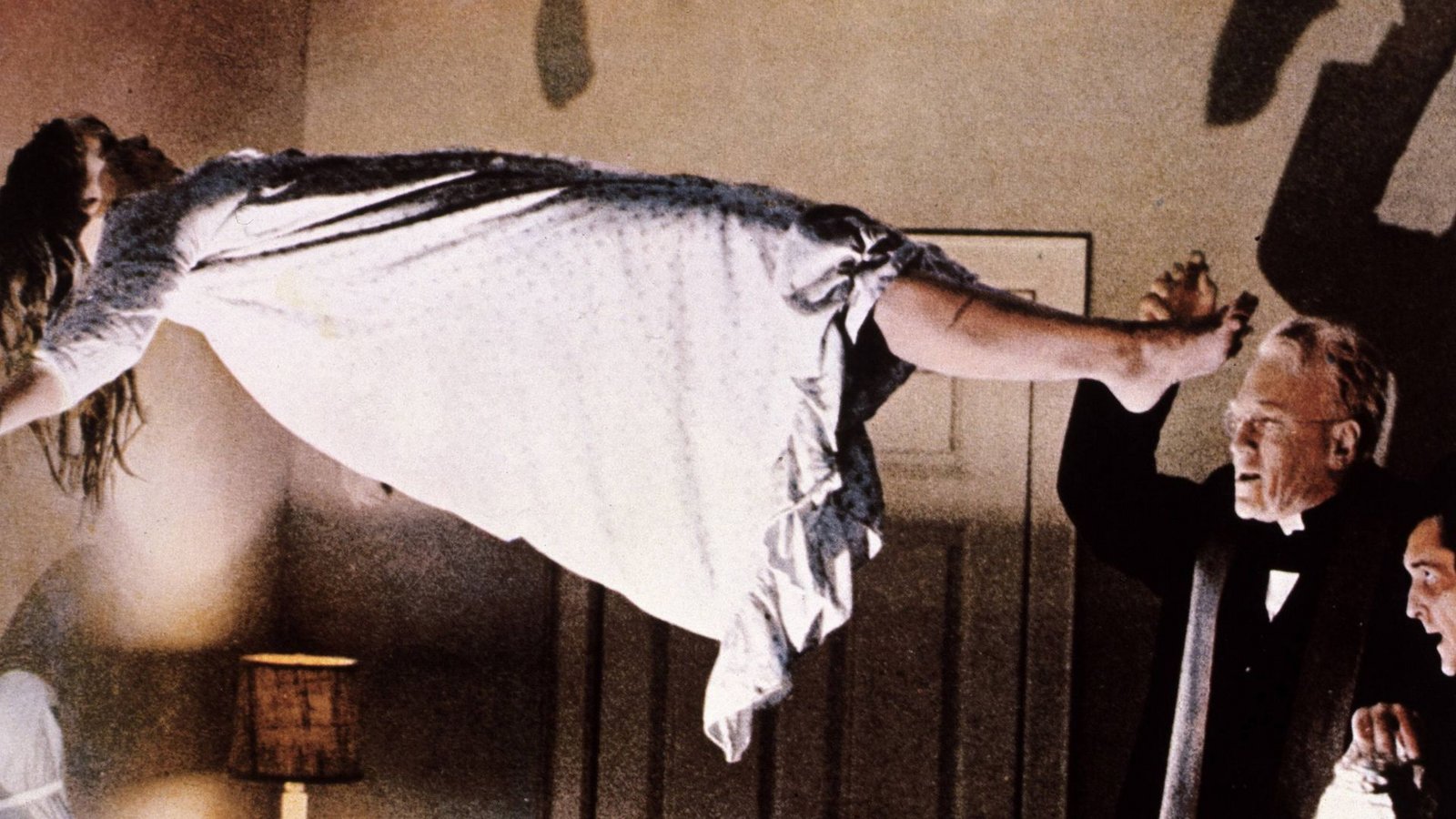 Im Horror-Film „Exorzist“ von 1973  nimmt ein Dämon Besitz von einem 12-jährigen Mädchen (Linda Blair).  Max von Sydow spielt einen Spezialisten für Teufelsaustreibungen, der versucht, die Kleine zu heilenFoto: imago images / United Archives