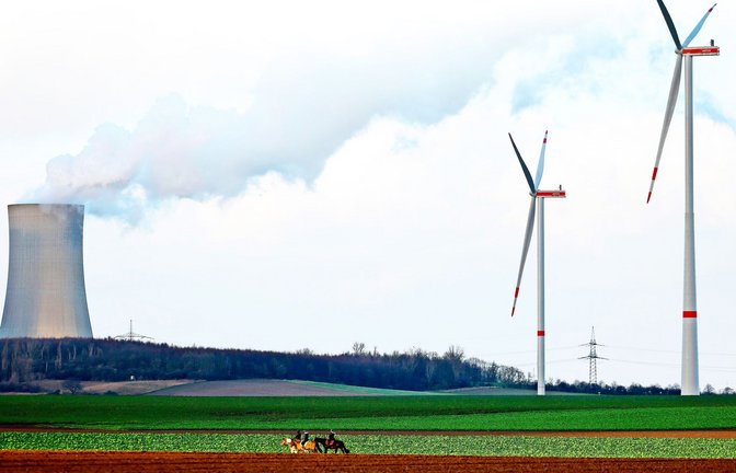 Windrad in Bayern: Beim Ausbau der Windenergie hinkt Deutschland den selbst gesteckten Zielen hinterher.<span class='image-autor'>Foto: imago//Christoph Hardt</span>