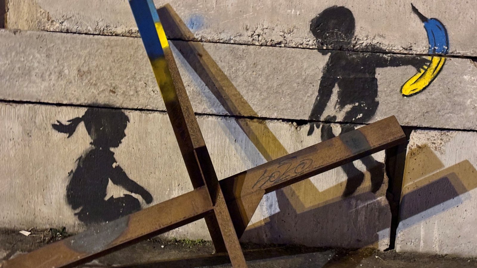 Sprühbild des britischen Streetartkünstlers Bansky am Euromaidan im Herzen der ukrainischen Hauptstadt Kyjiv.Foto: Feyder