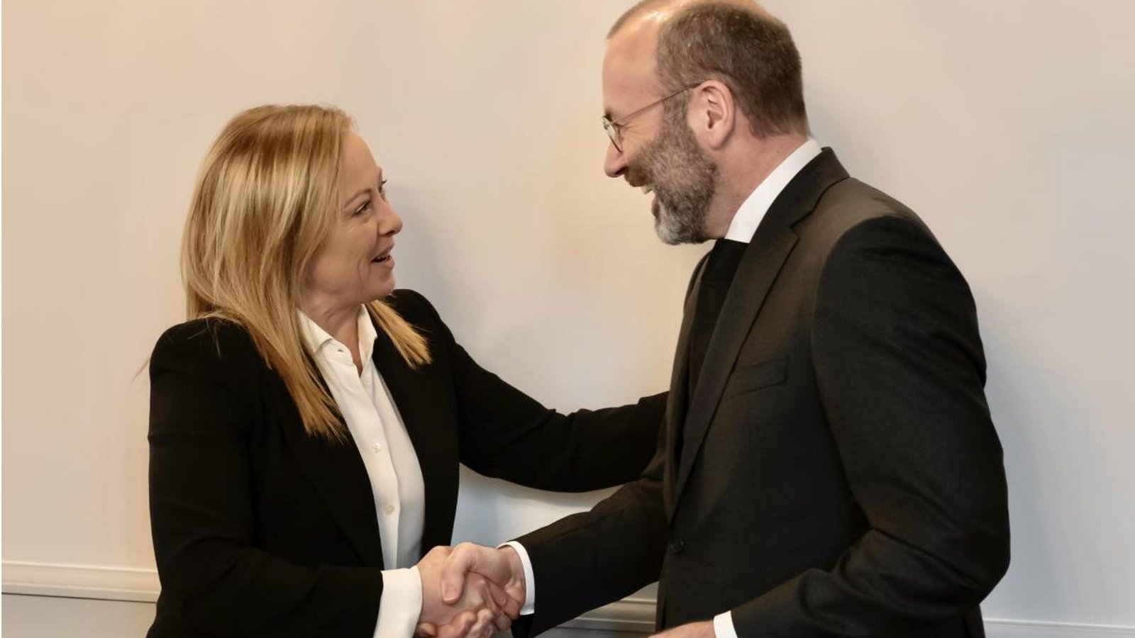 Manfred Weber zu Besuch bei Giorgia Meloni. Der EVP-Fraktionschef schließt eine Zusammenarbeit mit der Partei der umstrittenen Premierministerin Italiens im Europaparlament nicht aus.Foto: © Italian Government