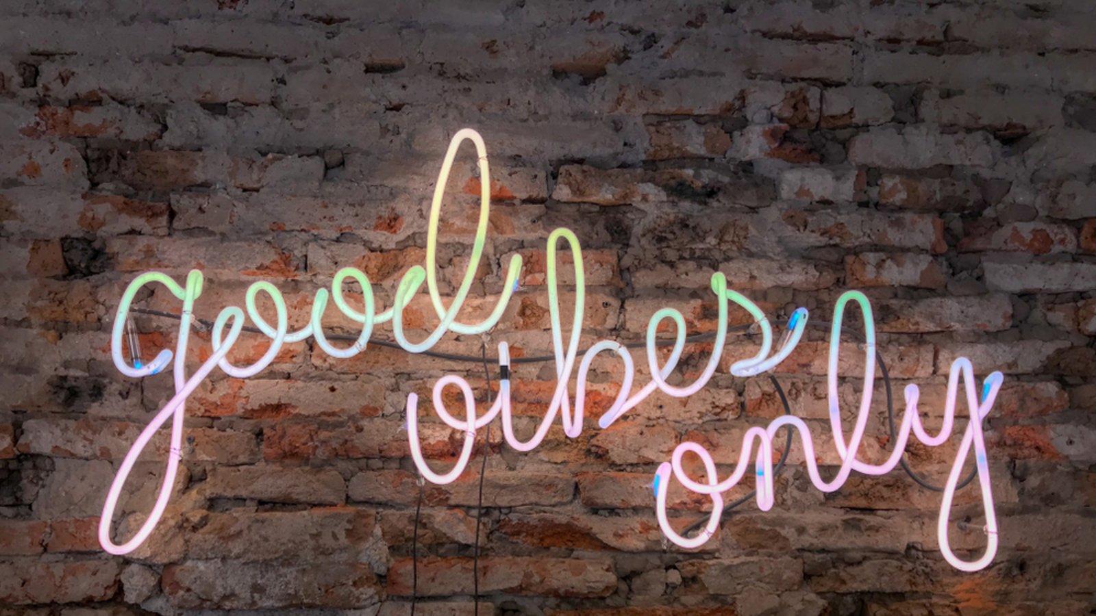 Summer Vibes oder Good Vibes Only - Was wollen wir mit "vibe" eigentlich aussagen?Foto: VNAJ90 / shutterstock.com